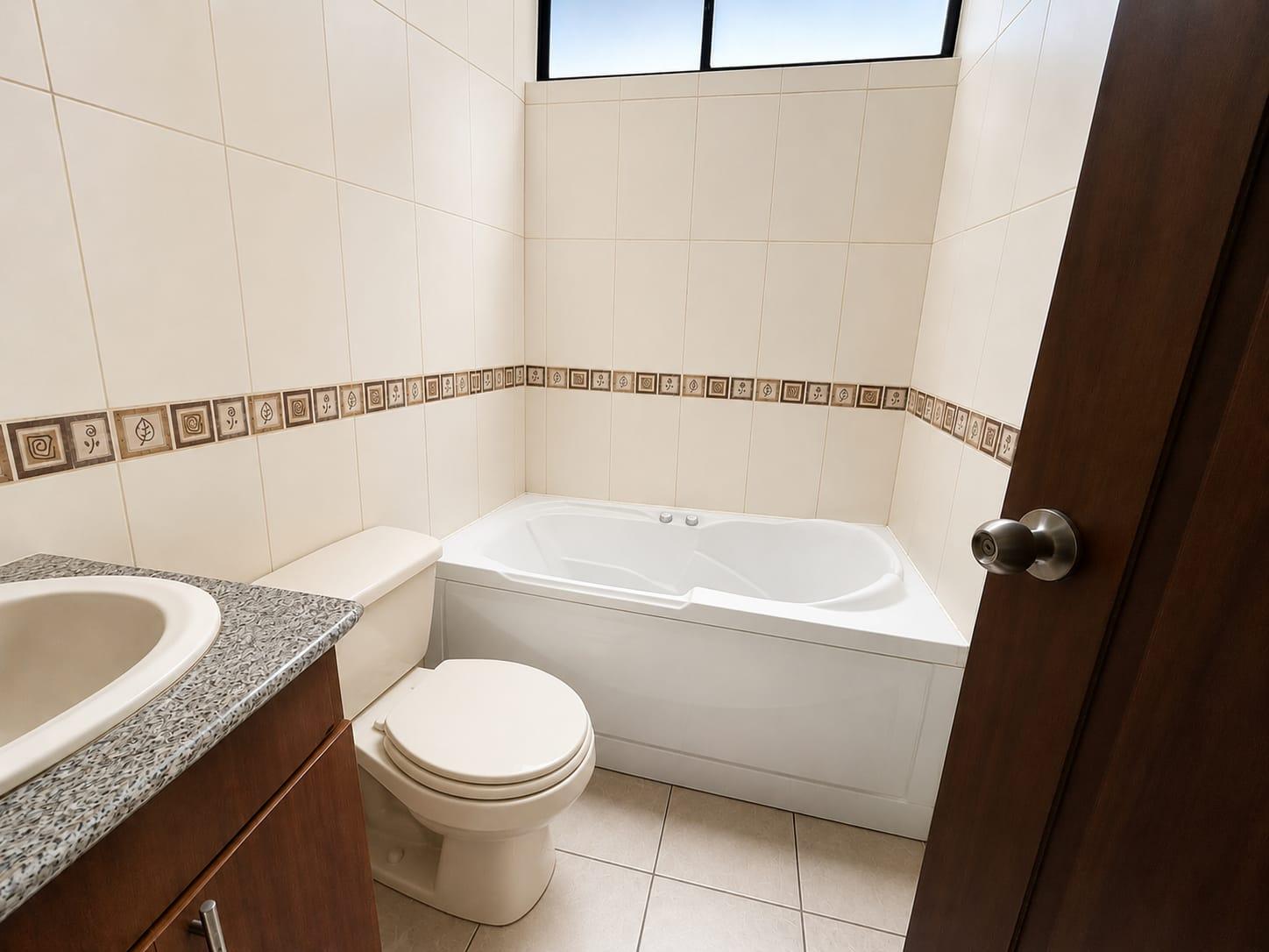 Casa en venta en Pichincha | Quito | Conocoto, casa venta oportunidad Av Ilalo Conocoto, 136 m²