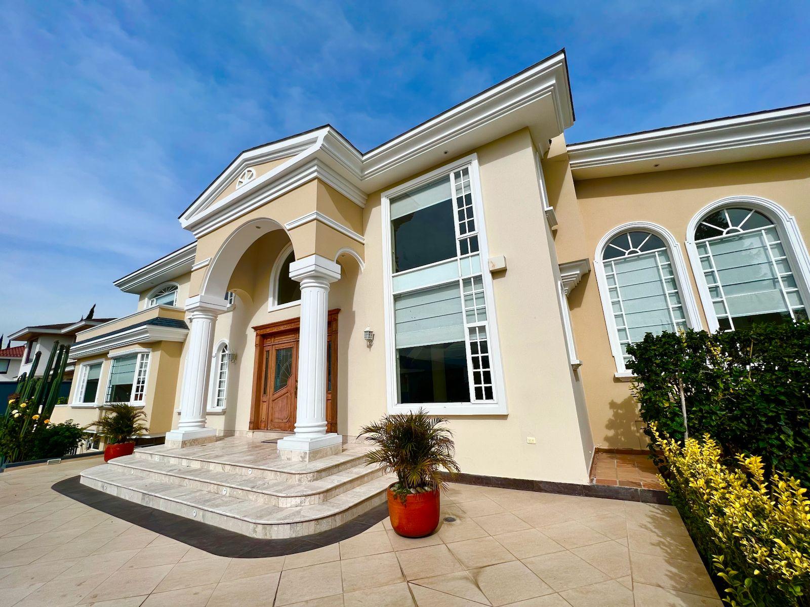 Casa en venta en Pichincha | Quito | Cumbayá, En venta Casa de lujo dentro de Urbanización cumbres del valle, 895 m²