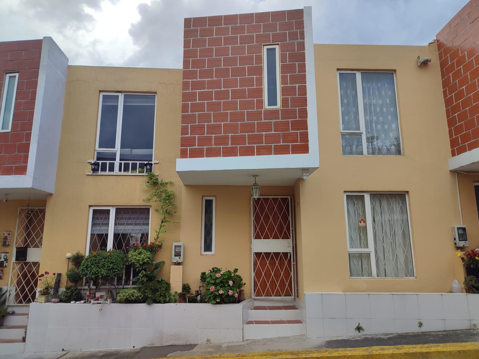 Selling house in gated community, El Tingo sector in Chillos Valley $73,000 4