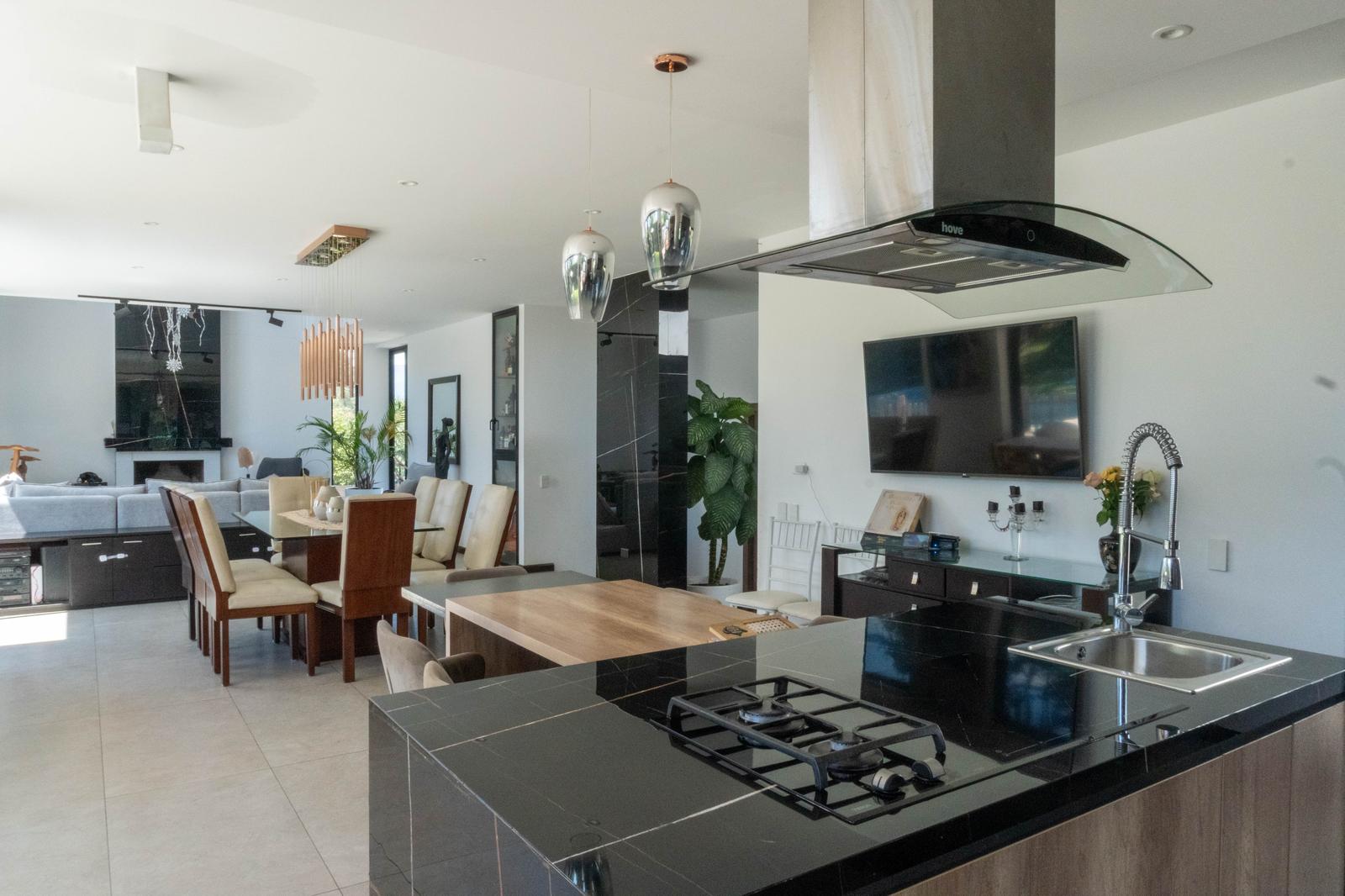 Casa en venta en Pichincha | Quito | Puembo, Casa de lujo con piscina y vista en Lomas de Nápoles – Puembo, 434 m²