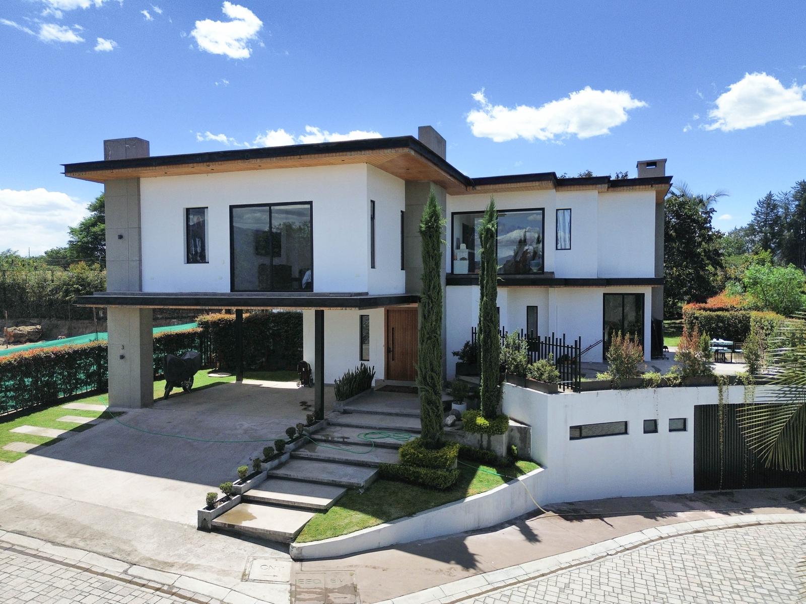 Casa en venta en Pichincha | Quito | Puembo, Casa de lujo con piscina y vista en Lomas de Nápoles – Puembo, 434 m²