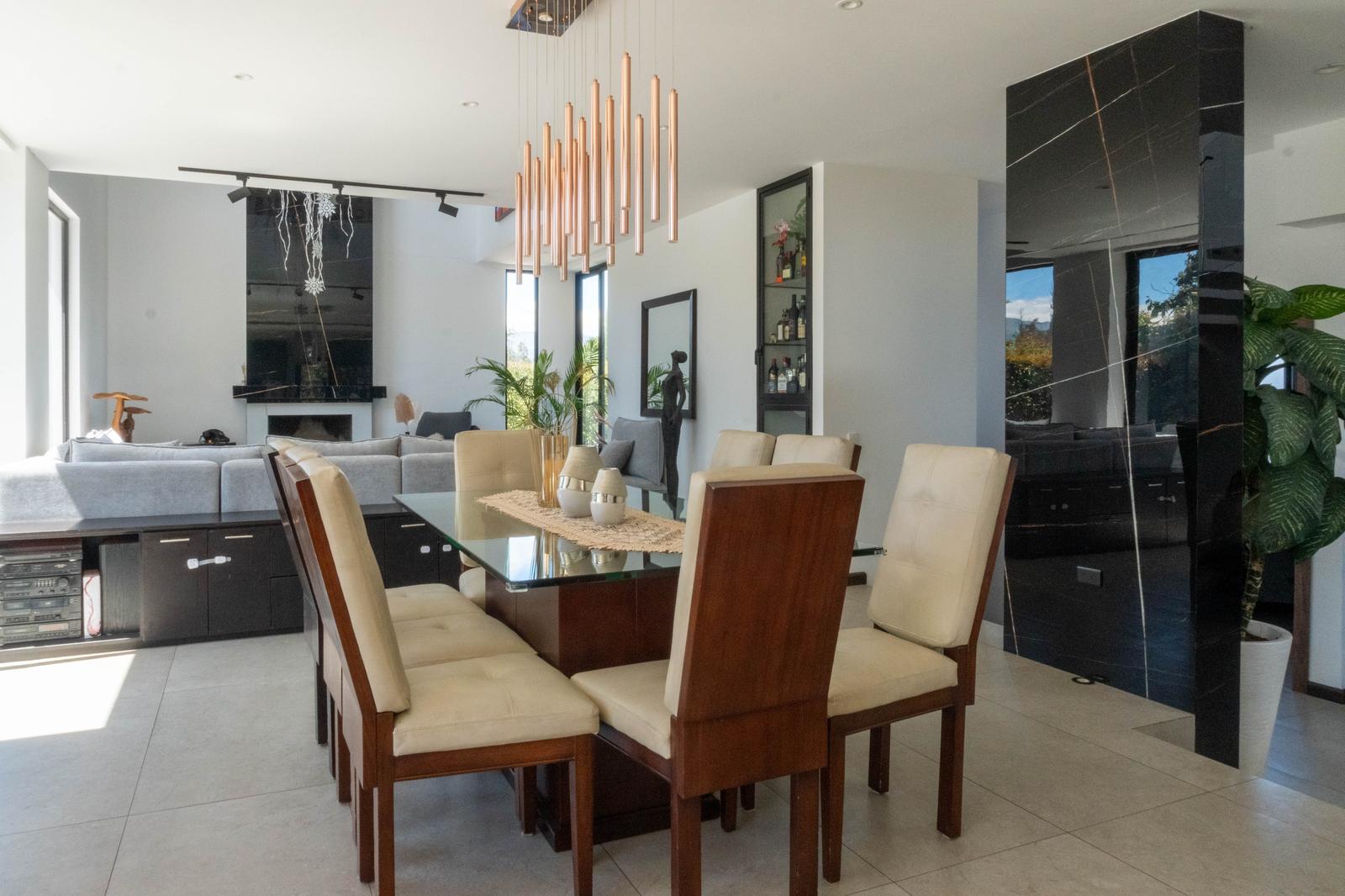 Casa en venta en Pichincha | Quito | Puembo, Casa de lujo con piscina y vista en Lomas de Nápoles – Puembo, 434 m²
