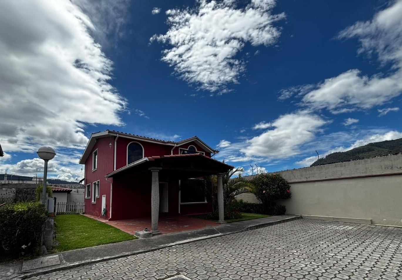 Casa en venta en Pichincha | Quito | Alangasí, Casa Sector Mirasierra cerca al Supermaxi y Coral, 366 m²