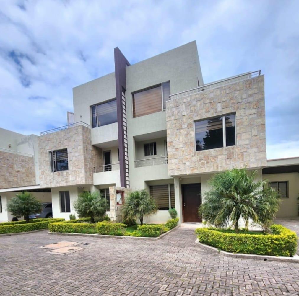 Casa en venta en Pichincha | Quito | Los Chillos, Los Cisnes y Av Ilalo Valle de lo Chillos cerca a la Plaza Purhua, 179 m²