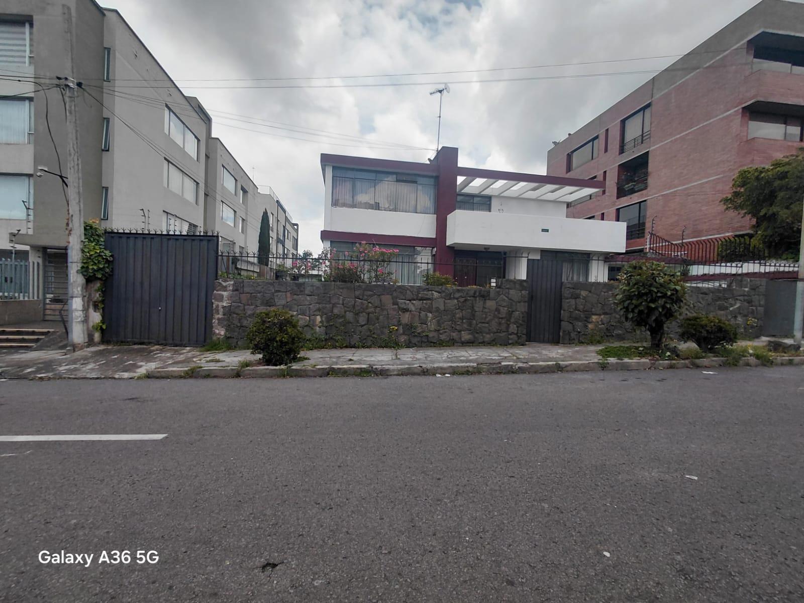 Casa en venta en Pichincha | Quito | Rumipamba, Calle Brasil / COSME RENELLA- OE3-77, 460 m²