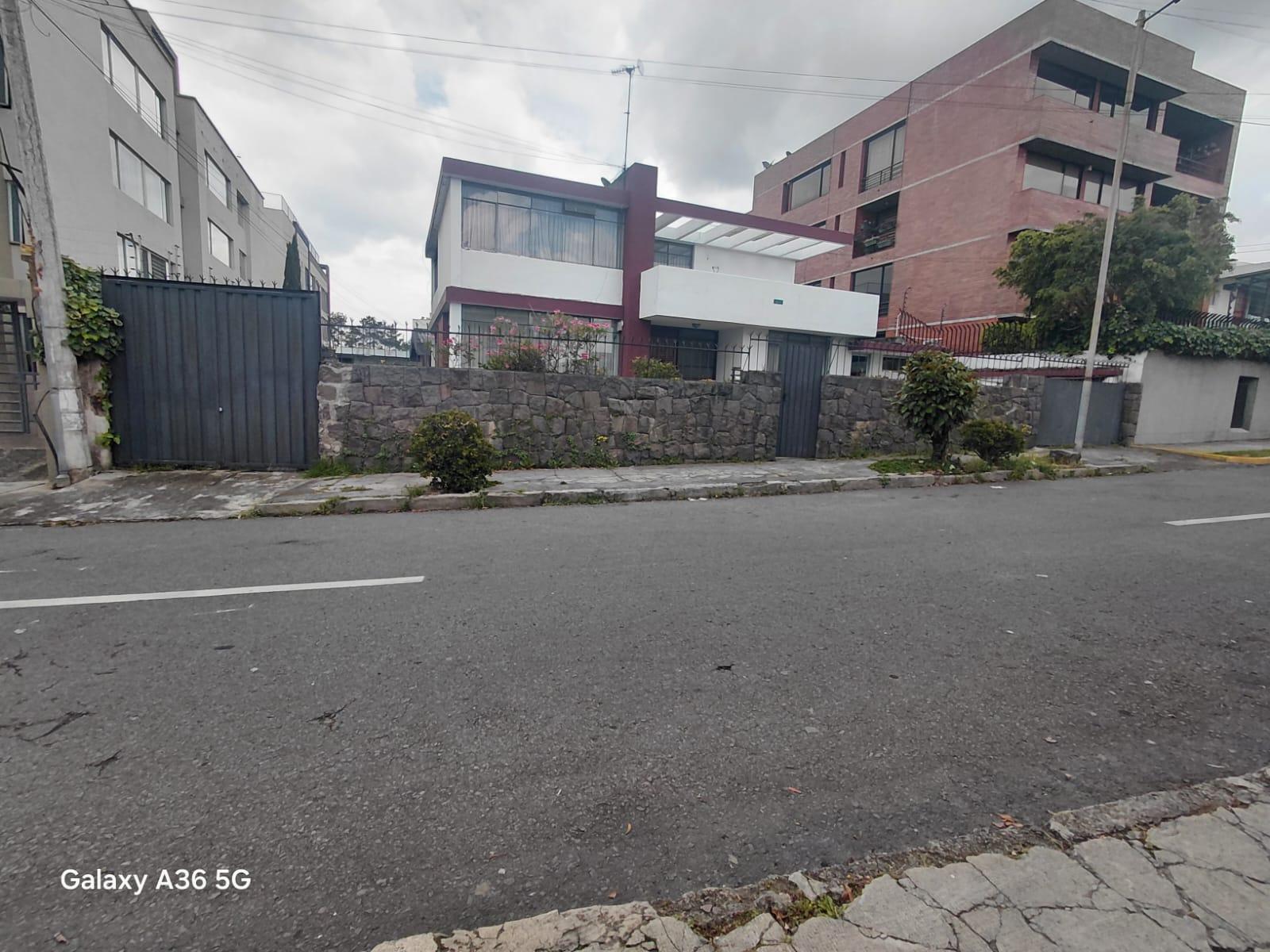 Casa en venta en Pichincha | Quito | Rumipamba, Calle Brasil / COSME RENELLA- OE3-77, 460 m²