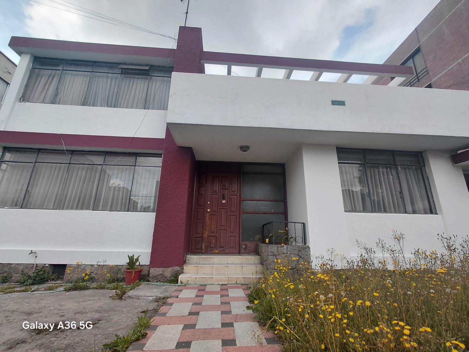 Casa en venta en Pichincha | Quito | Rumipamba, Calle Brasil / COSME RENELLA- OE3-77, 460 m²