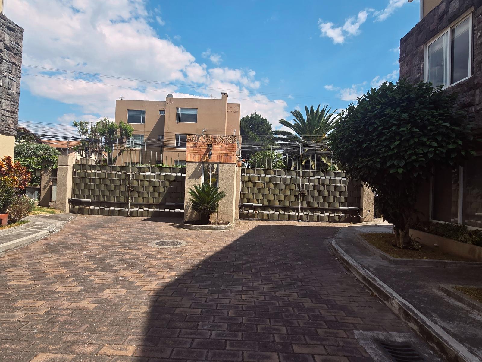 House for Sale · La Primavera Cumbayá · 228 m² · 4 bedrooms - 3 bathrooms - 2 parking spaces - Garden BBQ · 2