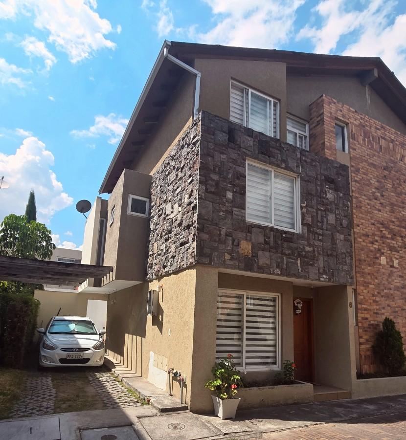 House for Sale · La Primavera Cumbayá · 228 m² · 4 bedrooms - 3 bathrooms - 2 parking spaces - Garden BBQ ·