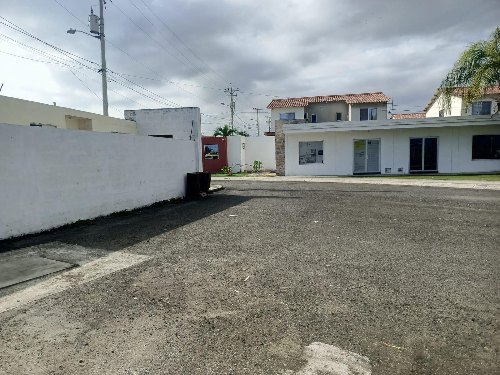 Your New Home Awaits! 🏡 Manta - Jaramijó Road. Discover this beautiful house located in a strategic area, with easy access to beaches, shopping centers and schools. Ideal for living peacefully and close to everything. 3