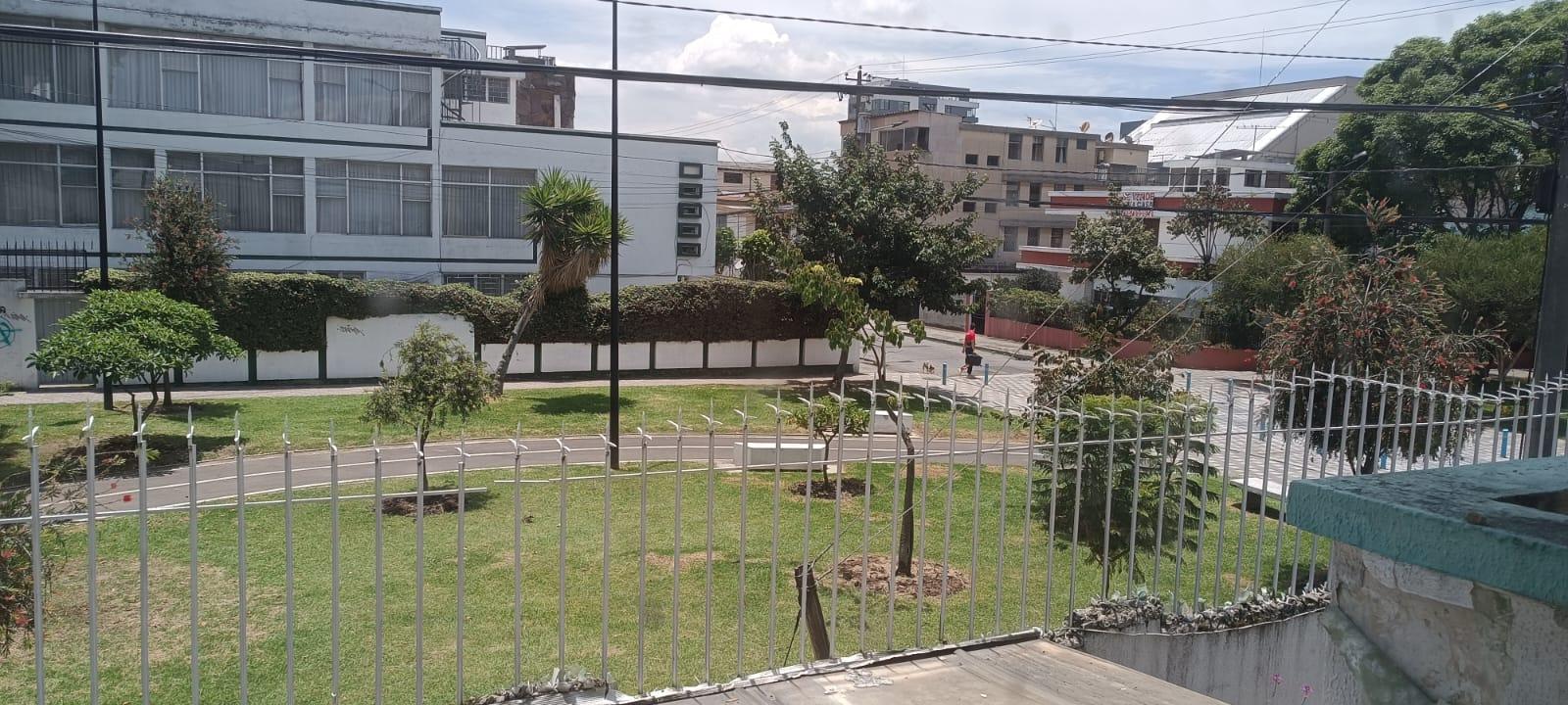 Spacious corner house with 2 stories on Isla Santa Fe and Isla Floreana streets, Plaza de Toros, Quito. 4