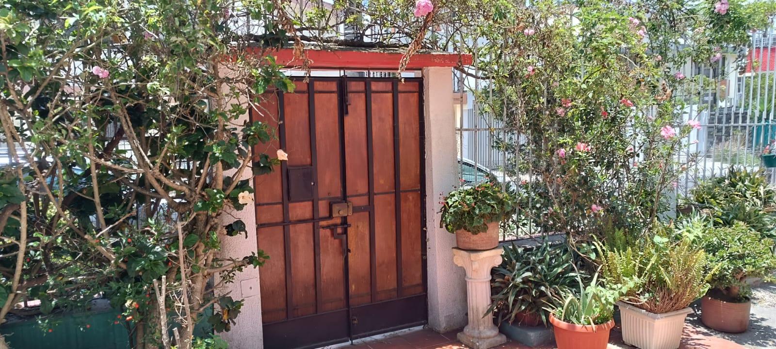 Spacious corner house with 2 stories on Isla Santa Fe and Isla Floreana streets, Plaza de Toros, Quito.