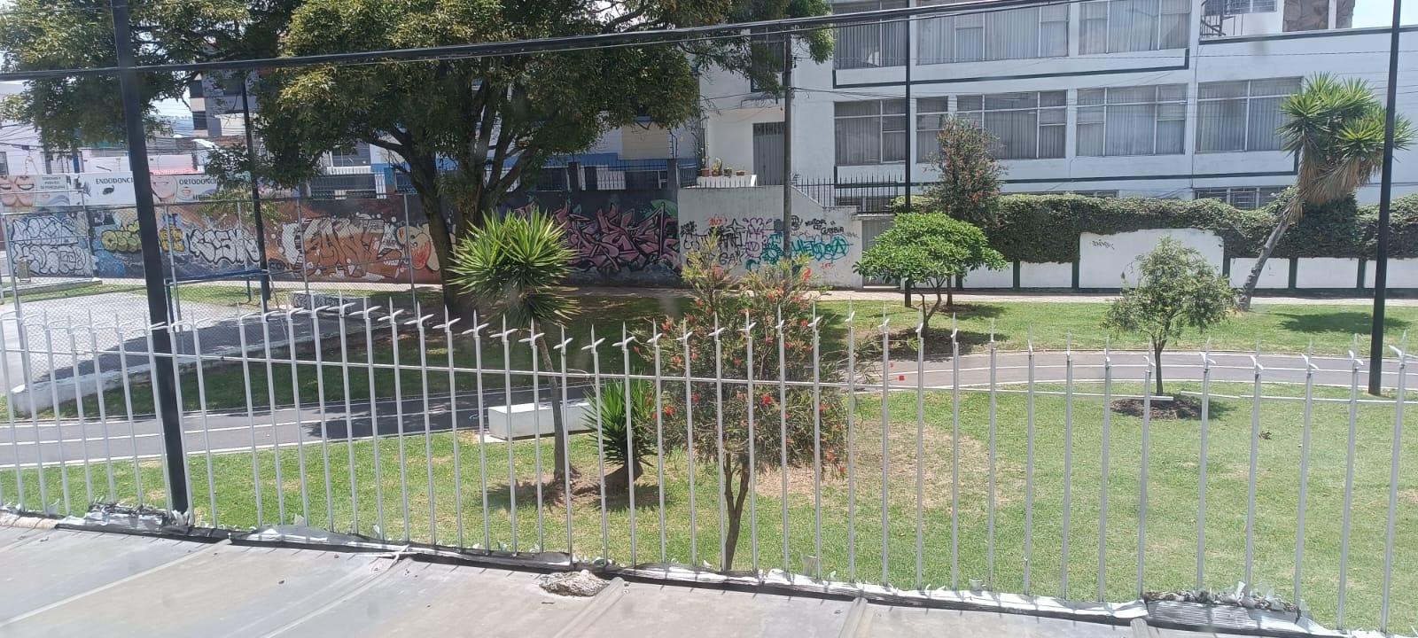 Casa esquinera amplia de 2 pisos calle Isla Santa Fe e Isla Floreana, Plaza de Toros, Quito.