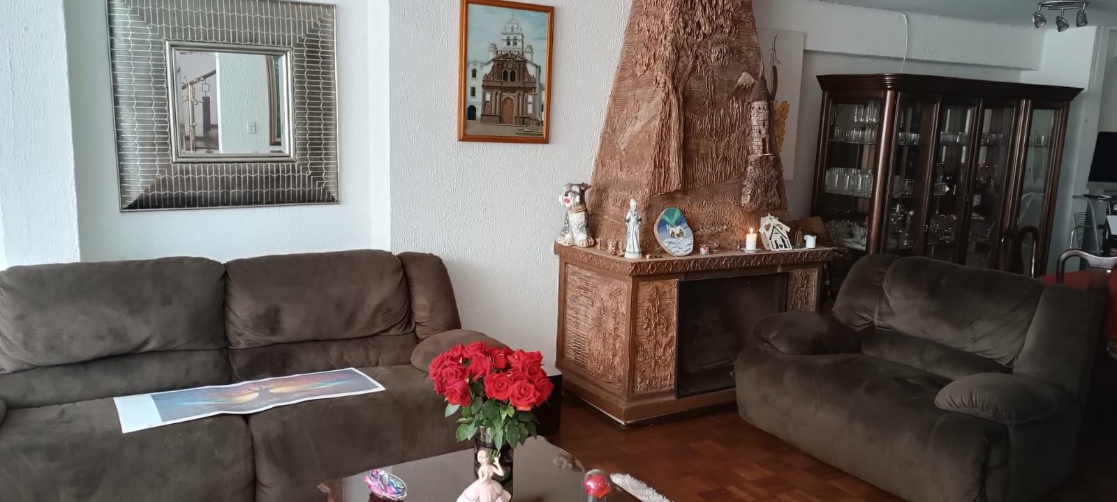 Spacious corner house with 2 stories on Isla Santa Fe and Isla Floreana streets, Plaza de Toros, Quito. 3