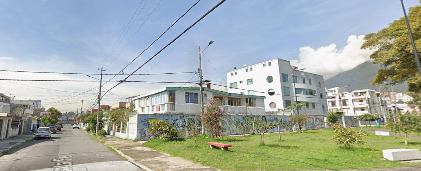 Spacious corner house with 2 stories on Isla Santa Fe and Isla Floreana streets, Plaza de Toros, Quito. 2