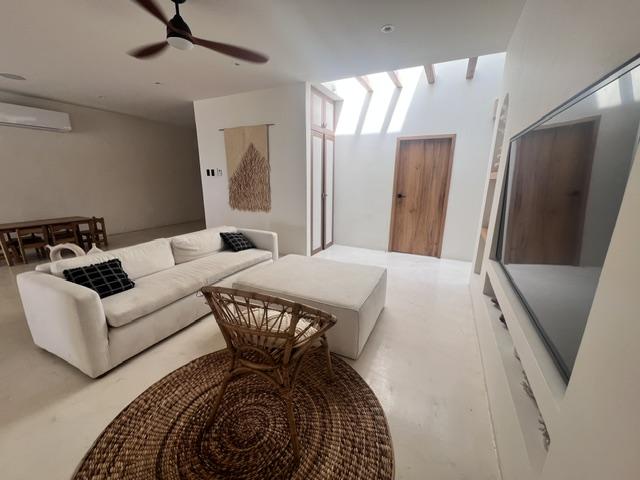 House for sale in Santa Elena | Ruta del Sol | Olon, Casa al pie del mar en Punta Blanca, 244 m²