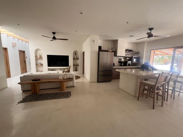 House for sale in Santa Elena | Ruta del Sol | Olon, Casa al pie del mar en Punta Blanca, 244 m²
