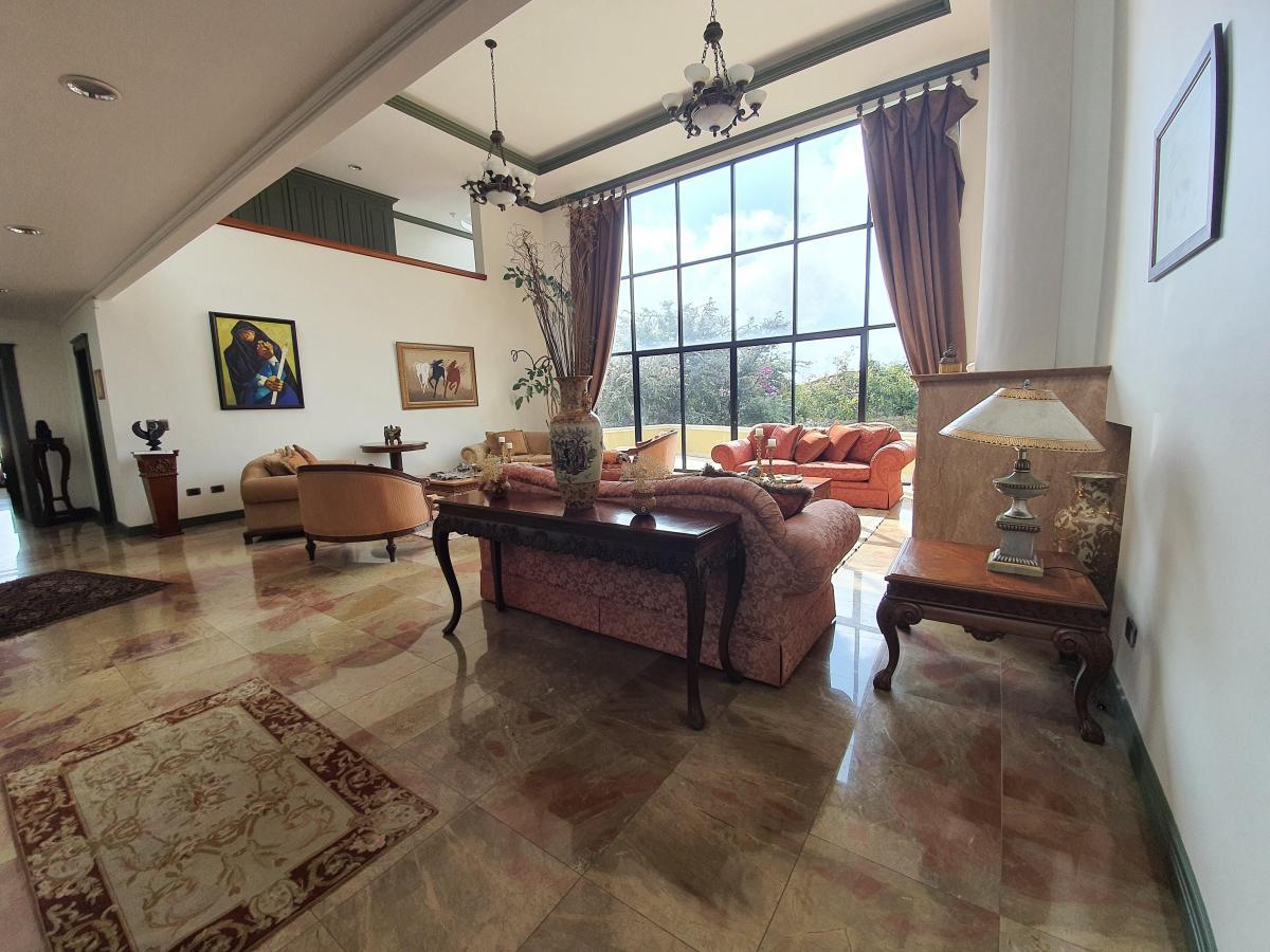 House in Private Urbanization Miravalle 2