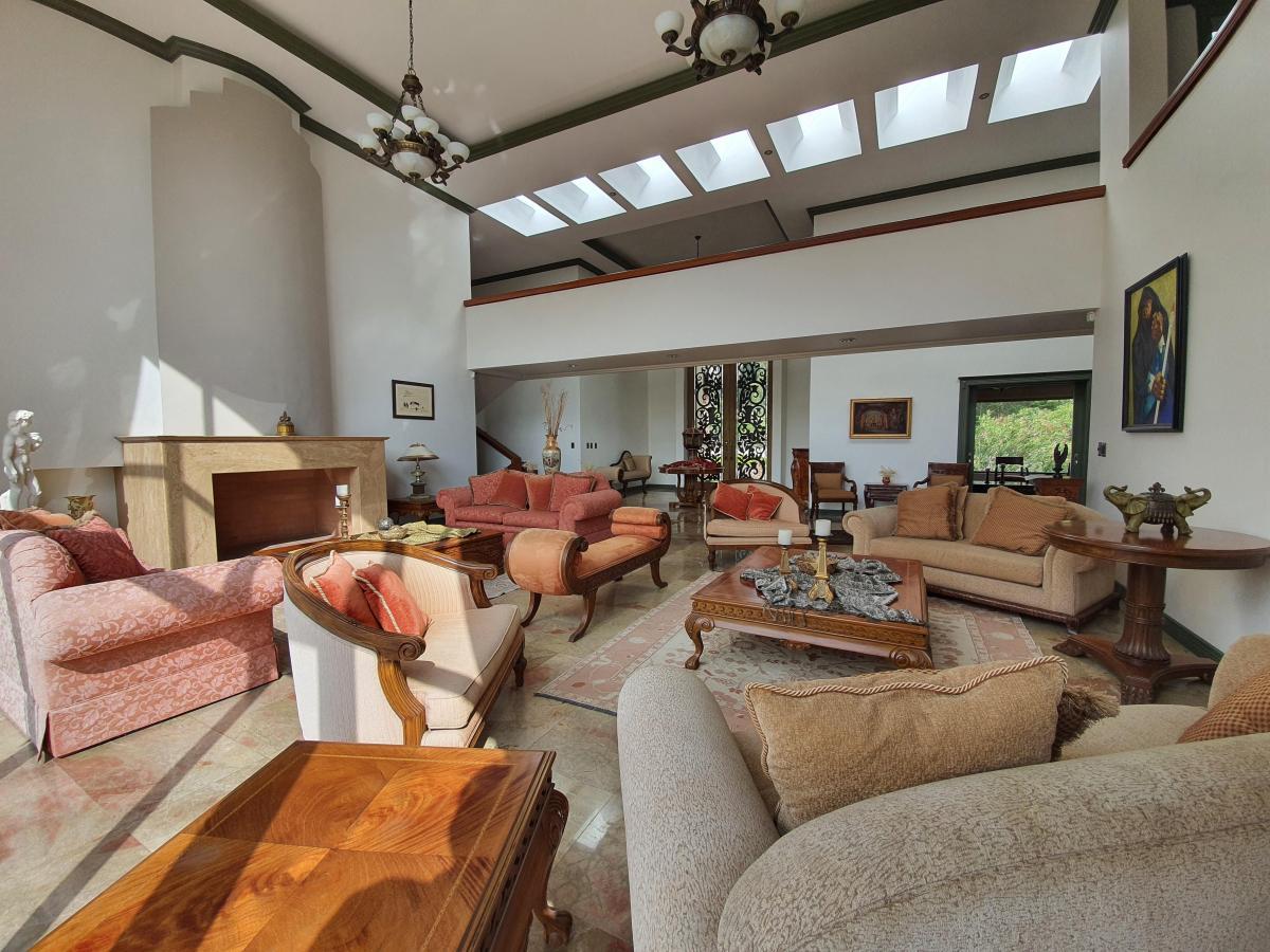 House in Private Urbanization Miravalle