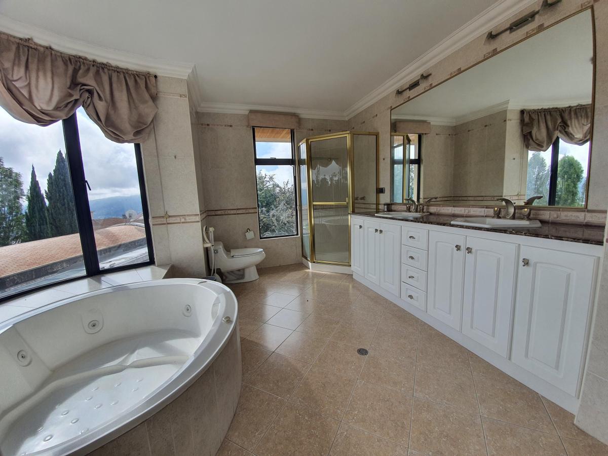 Casa en venta en Pichincha | Quito | Miravalle, Urbanización Rincon del Valle, 1040 m²