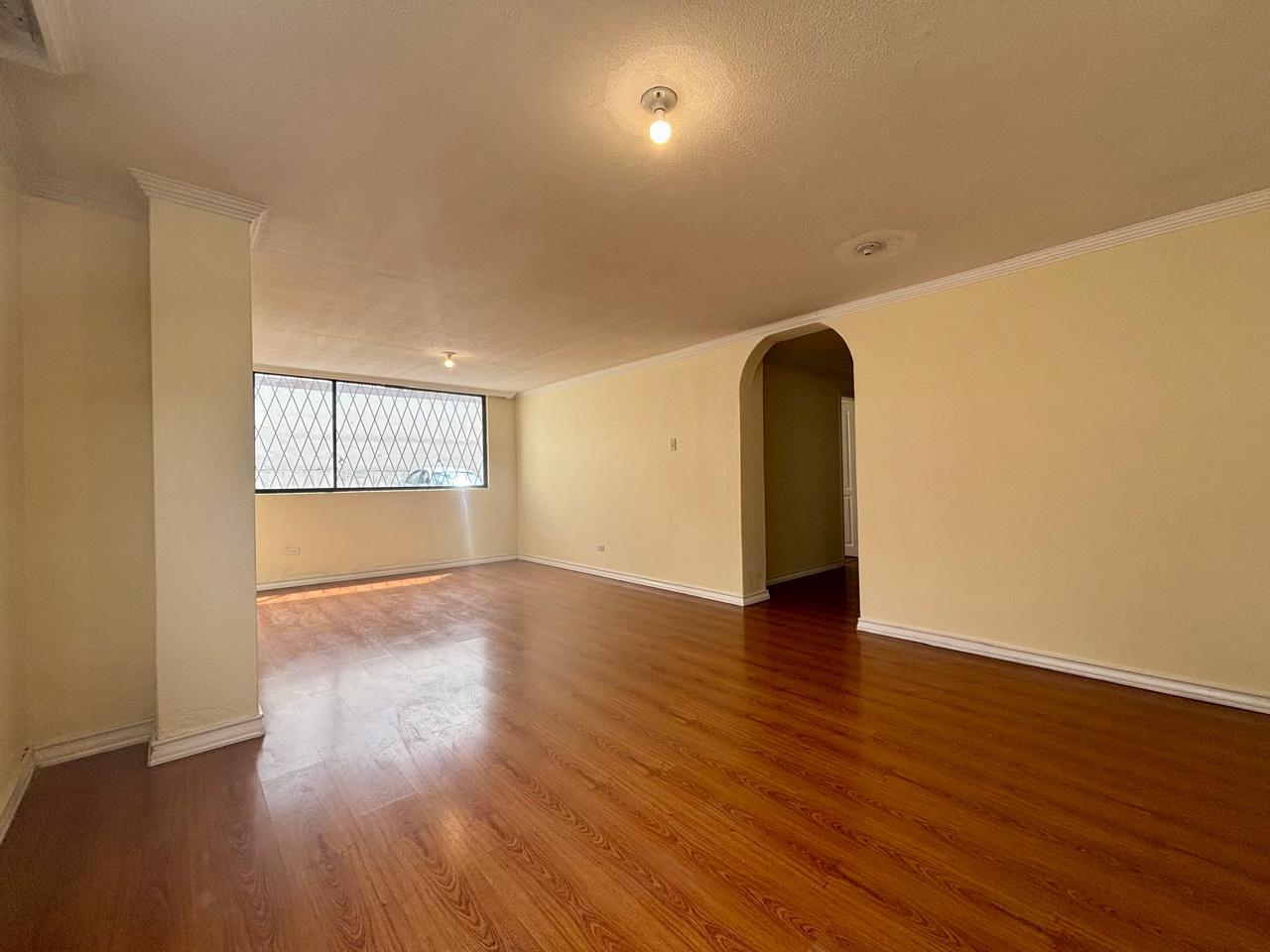VENTA DE OPORTUNIDAD EN QUITO NORTE  AMPLIO DEPARTAMENTO DE 3 DORMITORIOS