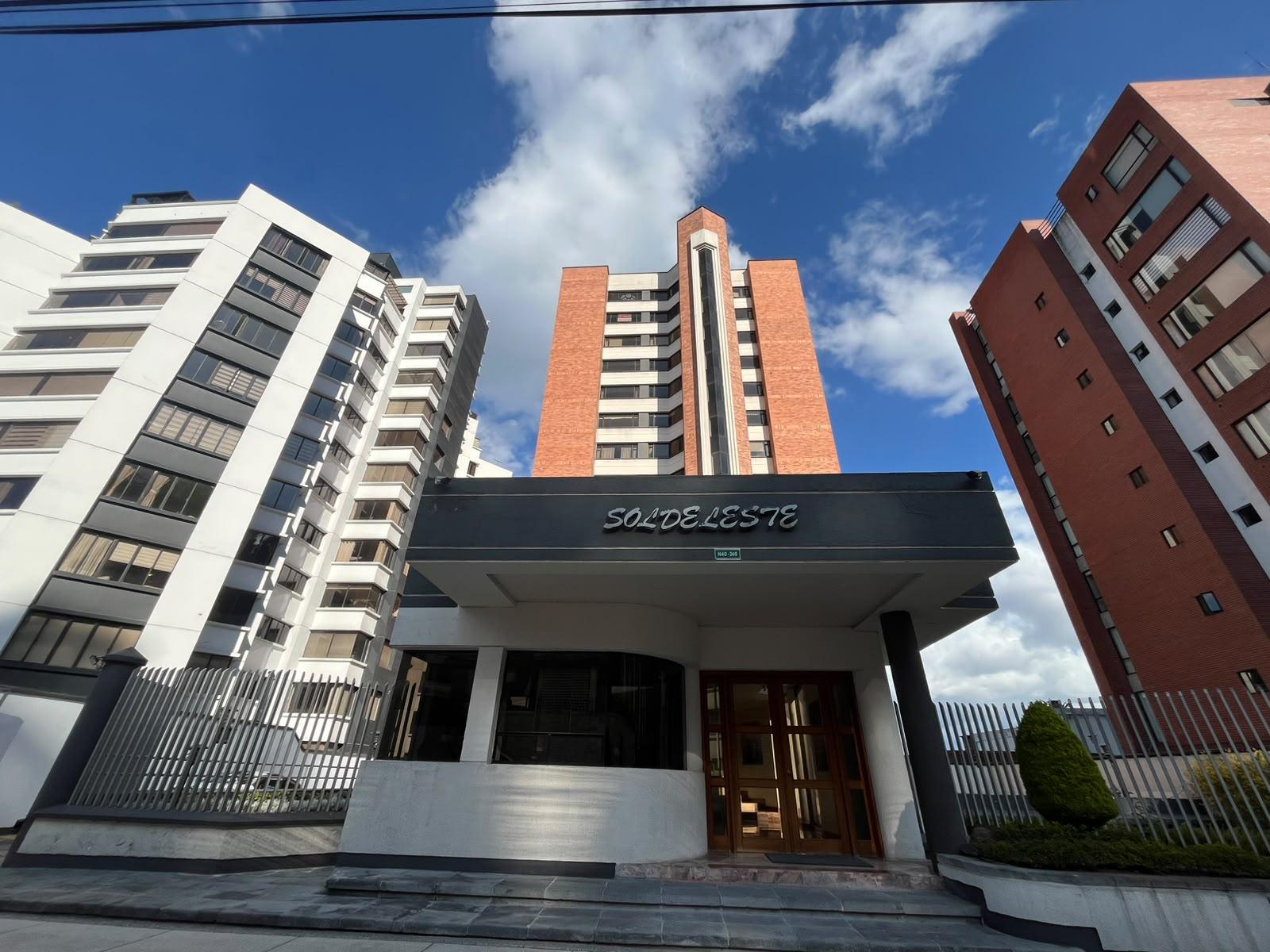 Style and Height: Premium Penthouse in Quito Tenis