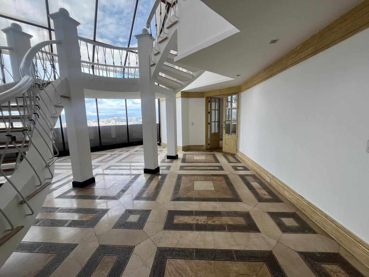 Style and Height: Premium Penthouse in Quito Tenis 2