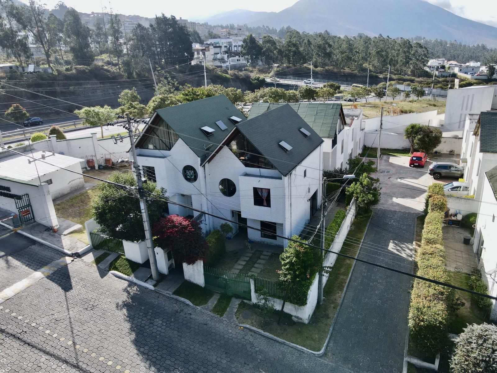 Corner House for Sale Near El Portal Shopping Center 4
