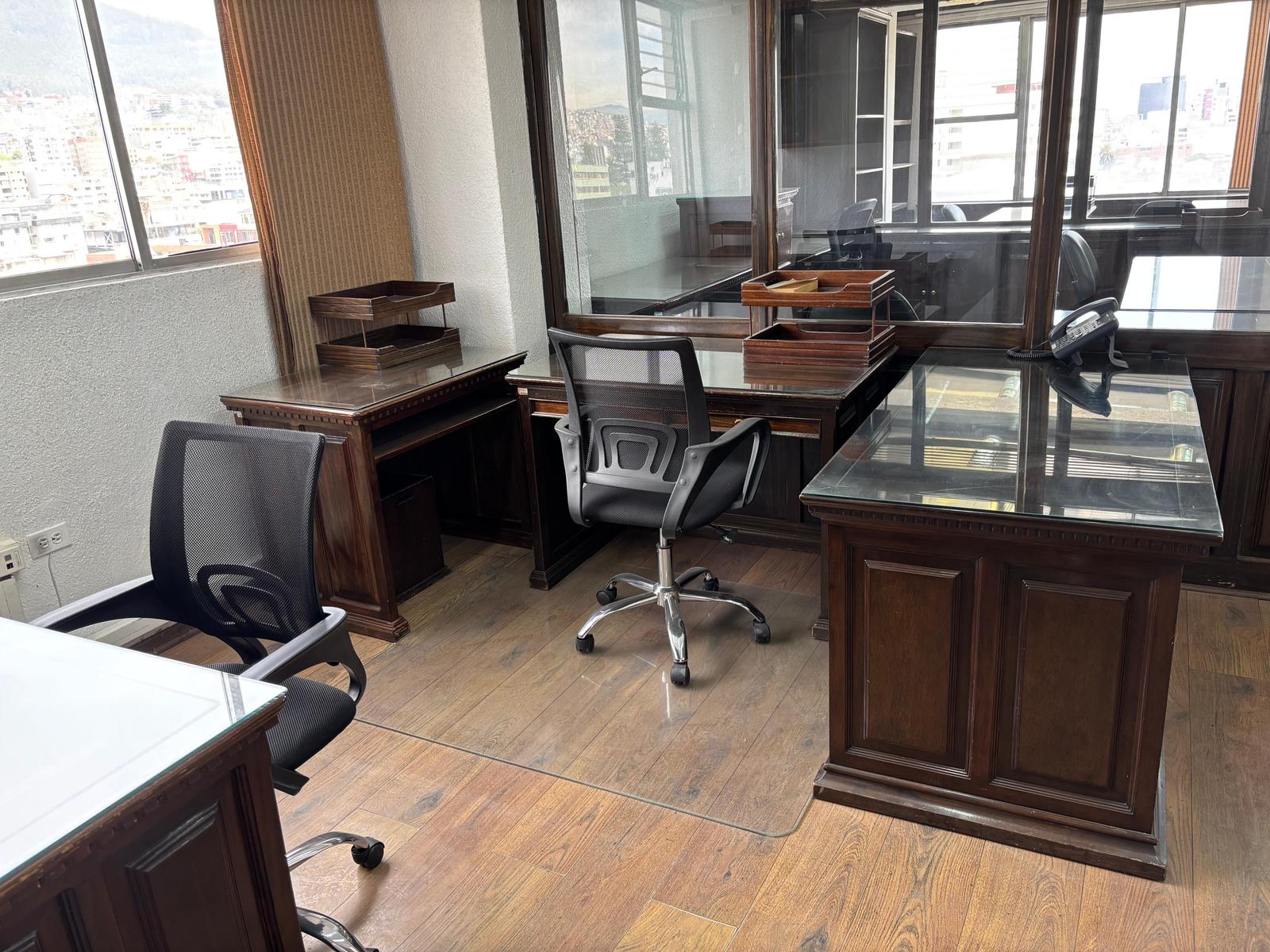 ARRIENDO OFICINA TOTALMENTE AMOBLADA SECTOR AVS. ORELLANA Y 10 DE AGOSTO