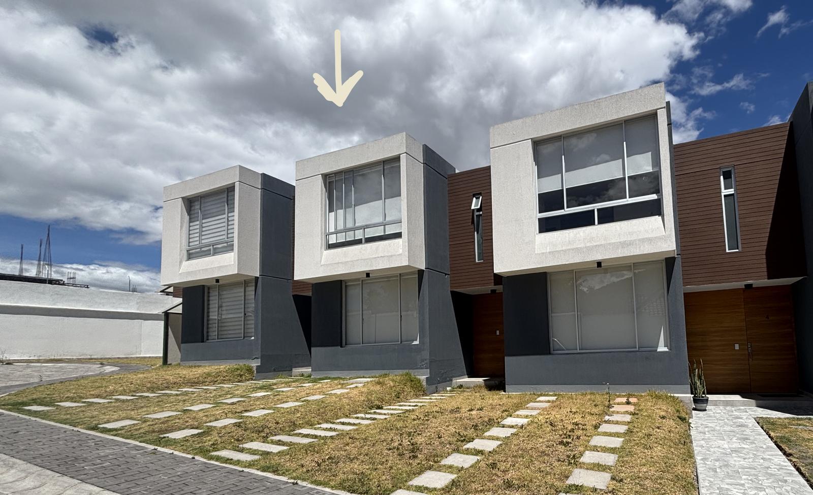House for Sale in Mirasierra / Valle de los Chillos / Quito