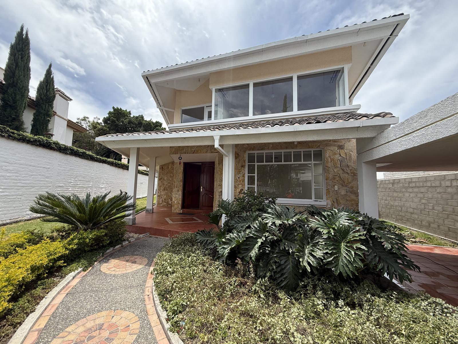 Casa Familiar en Renta – Cumbayá | 3 Hab + Jardín Privado