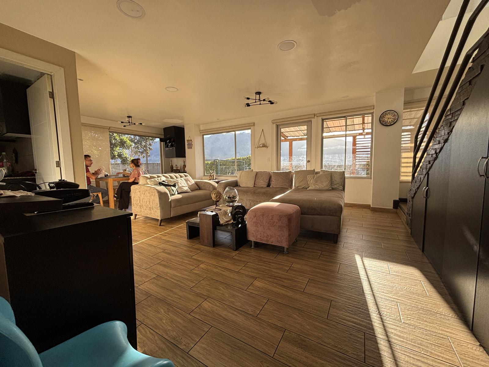 Selling duplex apartment with spacious patio in Los Laureles, Quito 5