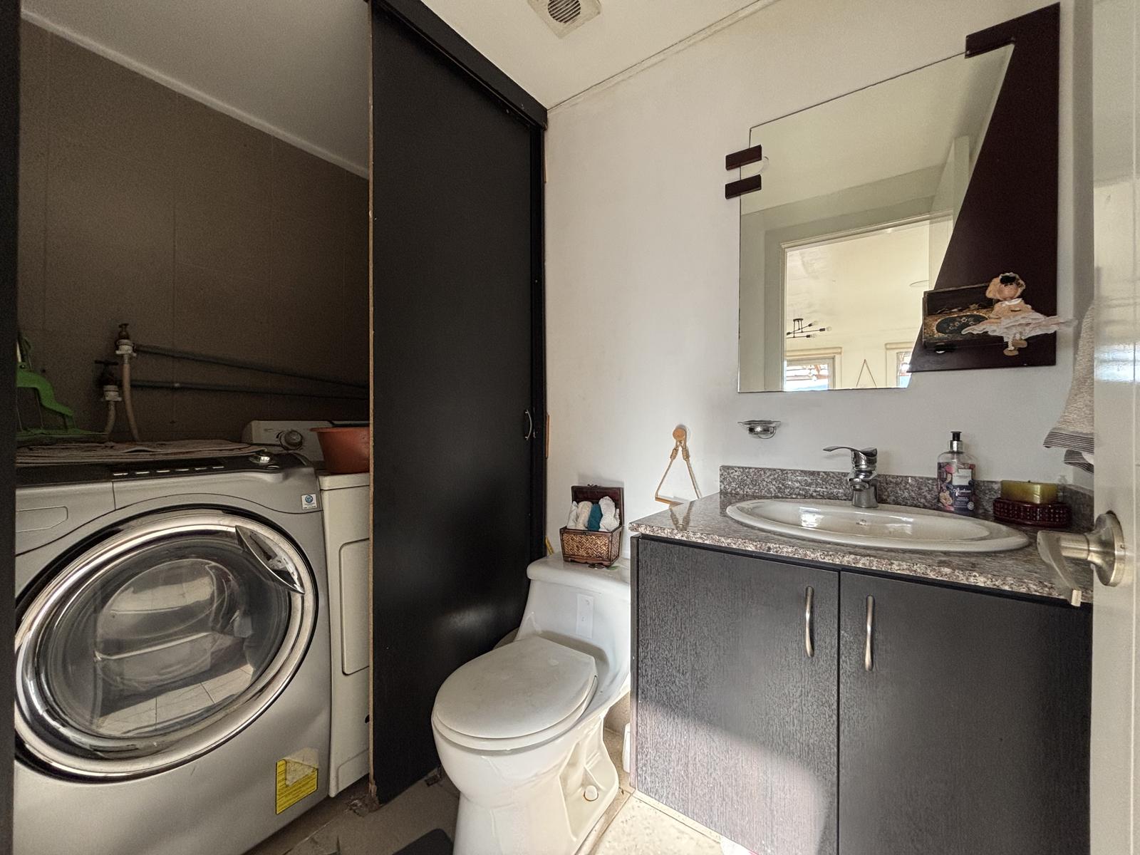 Selling duplex apartment with spacious patio in Los Laureles, Quito 4