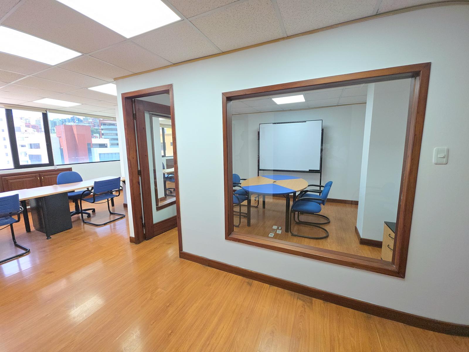 Oficina en venta en Pichincha | Quito | La Carolina, OFICINA EN VENTA en Av. República, Edif. Pucará, 90 m²