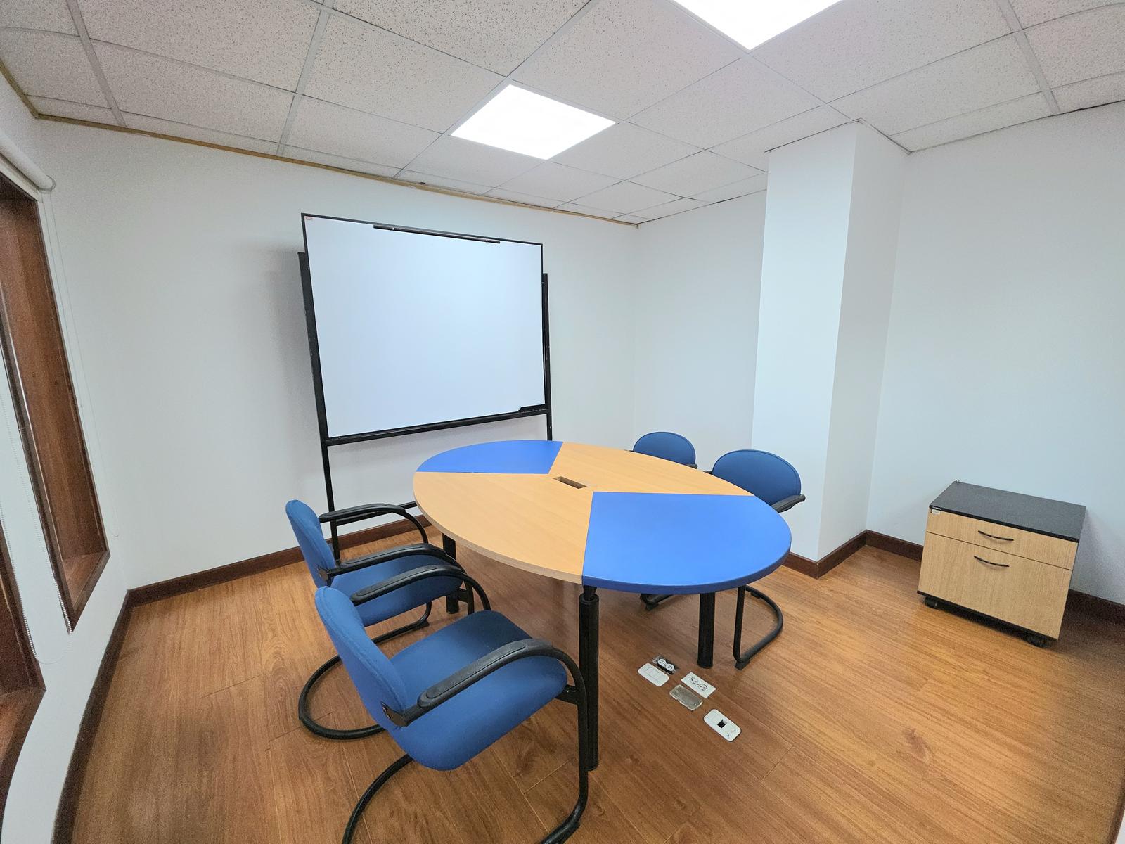 Oficina en venta en Pichincha | Quito | La Carolina, OFICINA EN VENTA en Av. República, Edif. Pucará, 90 m²