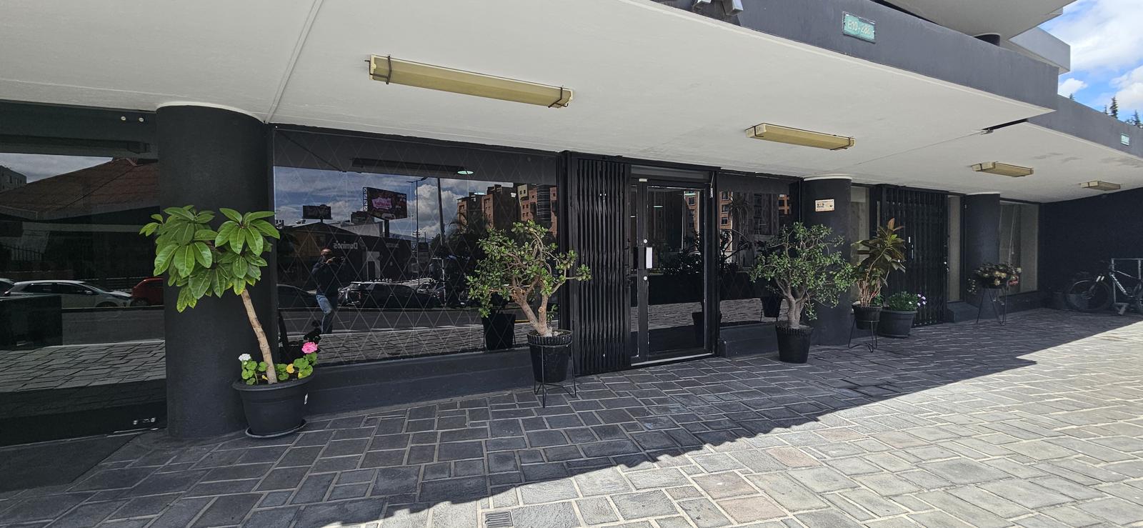 Local en alquiler en Pichincha | Quito | El Batán, Av. 6 de Diciembre y Gaspar de Villaroel, 165 m²