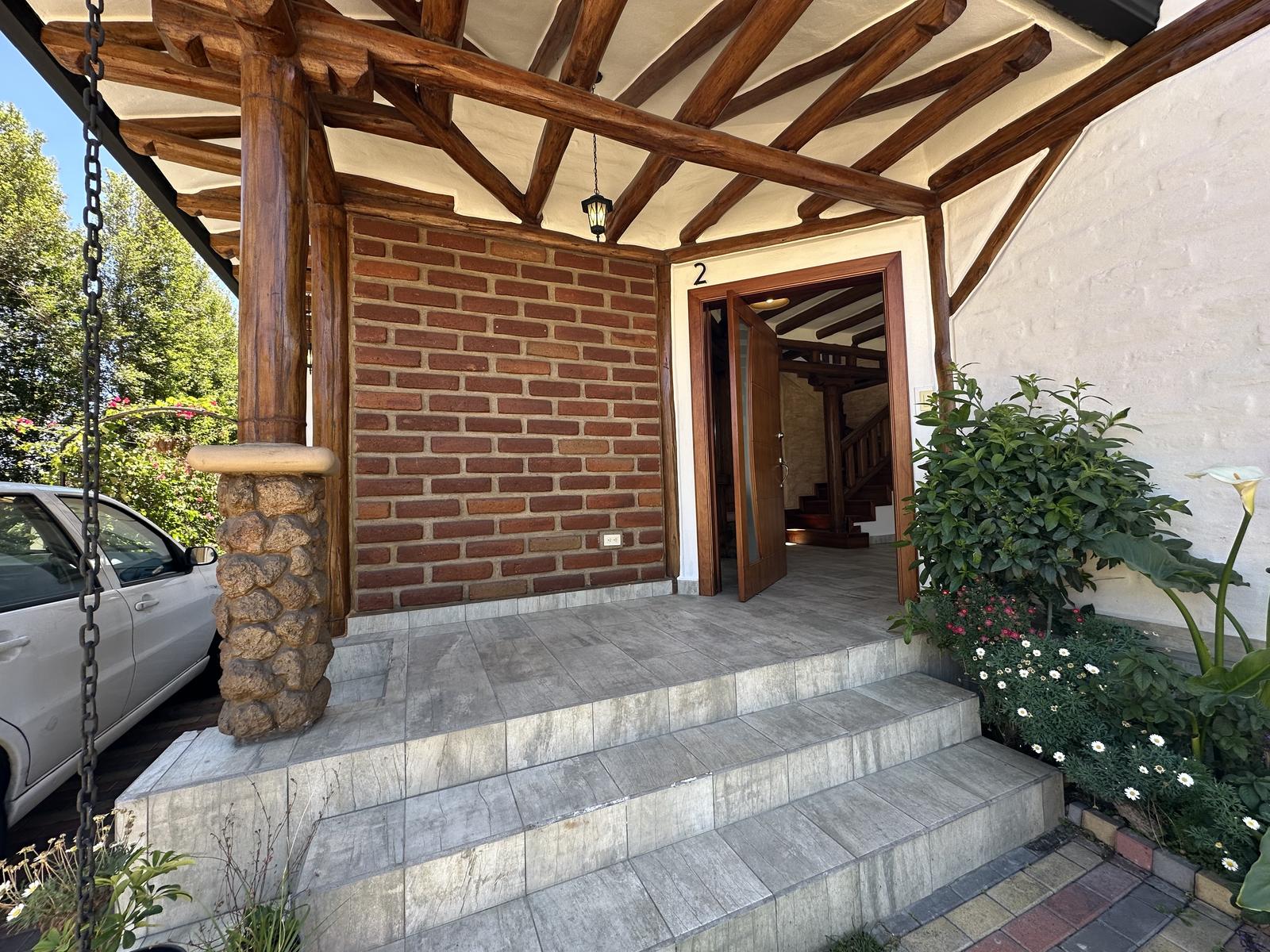 Casa en venta en Pichincha | Quito | Tumbaco, Av. Universitaria y Juan Larrea La Mortia Tumbaco