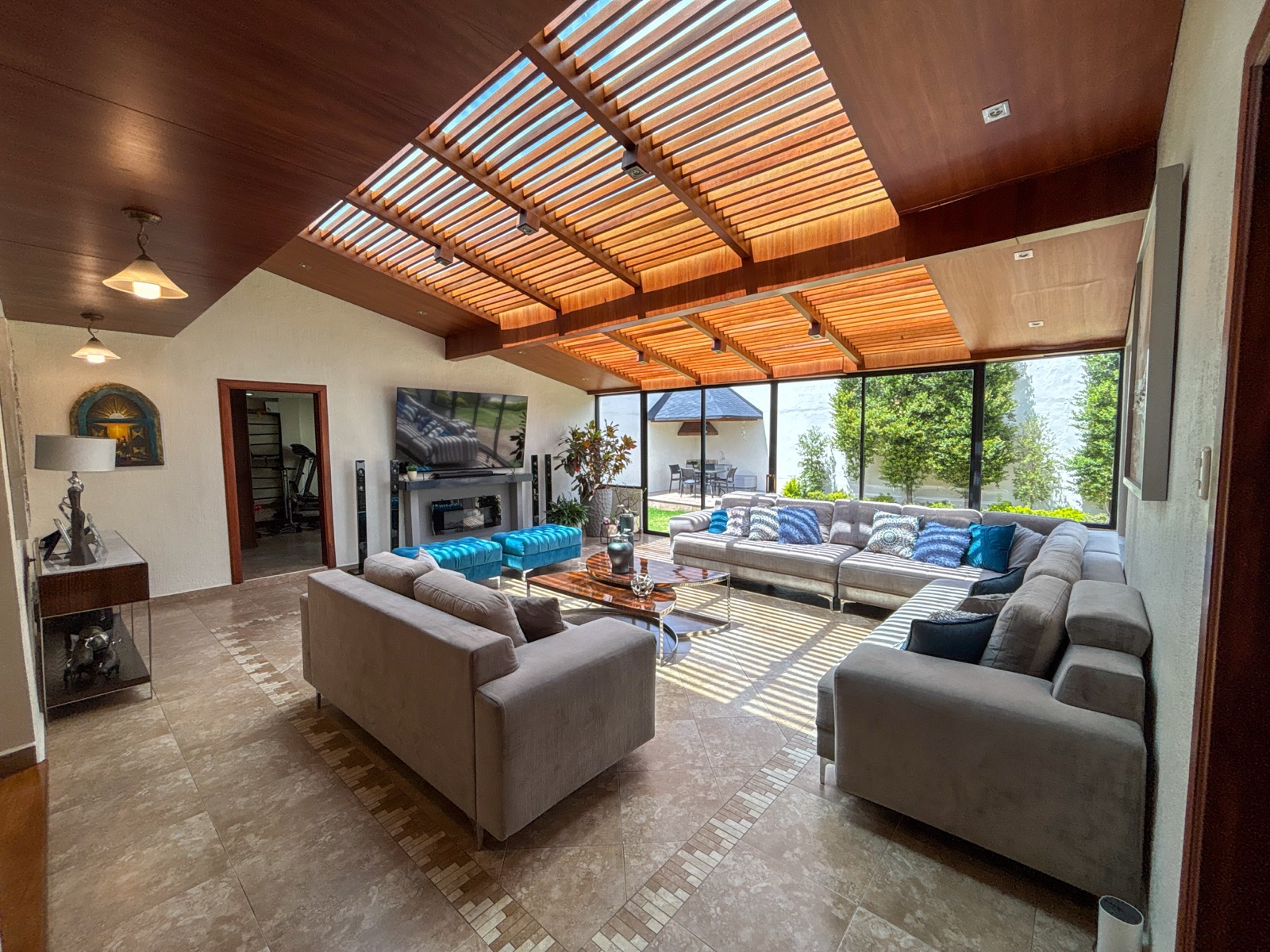 Casa en venta en Azuay | Cuenca | Huaynacapac, Casa en Venta Sector ECU 911 – Av. 10 de Agosto | 561 m² de Terreno y 5 Dormitorios, 420 m²