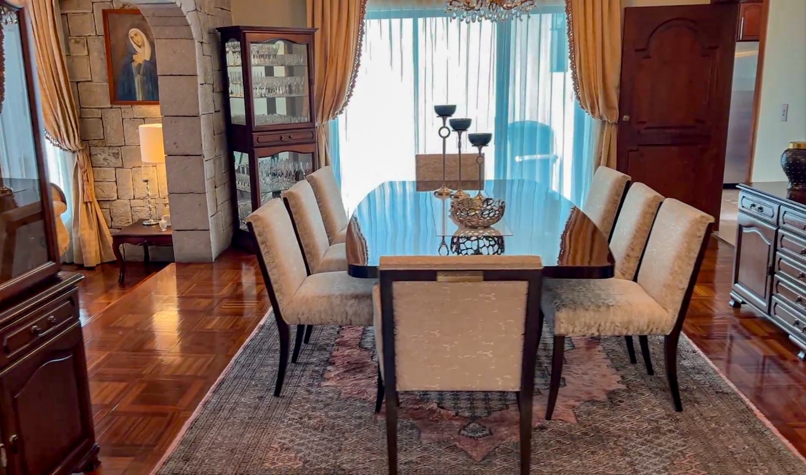 Casa en venta en Azuay | Cuenca | Huaynacapac, Casa en Venta Sector ECU 911 – Av. 10 de Agosto | 561 m² de Terreno y 5 Dormitorios, 420 m²