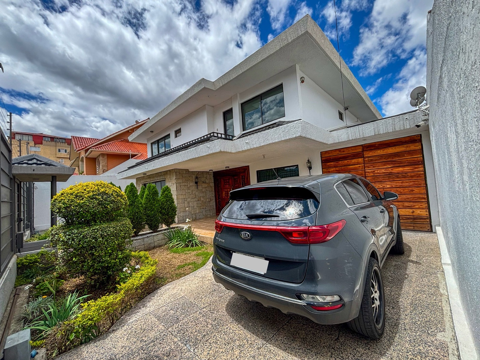 Casa en venta en Azuay | Cuenca | Huaynacapac, Casa en Venta Sector ECU 911 – Av. 10 de Agosto | 561 m² de Terreno y 5 Dormitorios, 420 m²