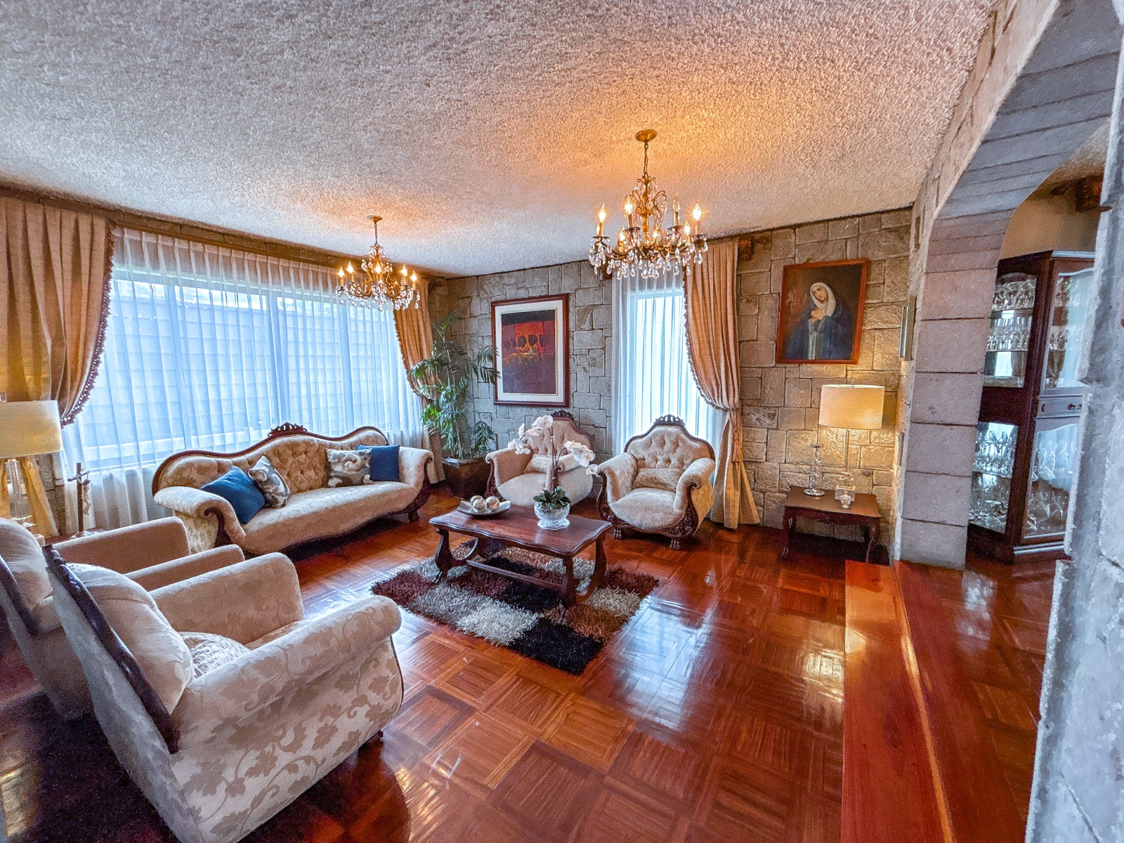 Casa en venta en Azuay | Cuenca | Huaynacapac, Casa en Venta Sector ECU 911 – Av. 10 de Agosto | 561 m² de Terreno y 5 Dormitorios, 420 m²
