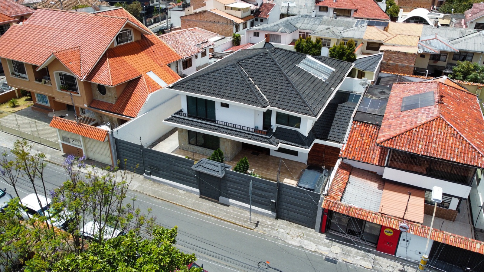 Casa en venta en Azuay | Cuenca | Huaynacapac, Casa en Venta Sector ECU 911 – Av. 10 de Agosto | 561 m² de Terreno y 5 Dormitorios, 420 m²