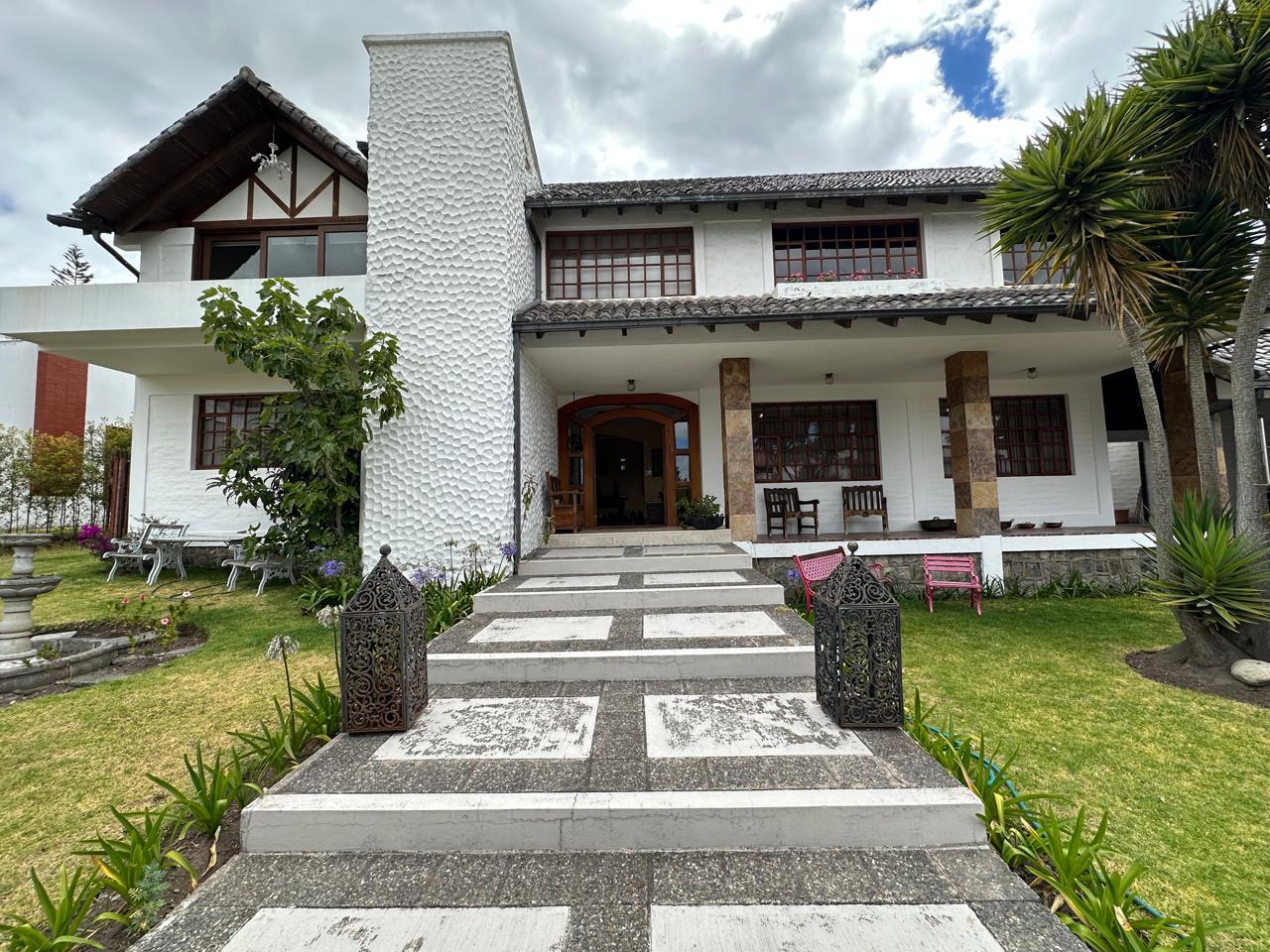 Casa en venta en Pichincha | Quito | Monteserrín, Casa Hermosa Campo Alegre 744.83m2