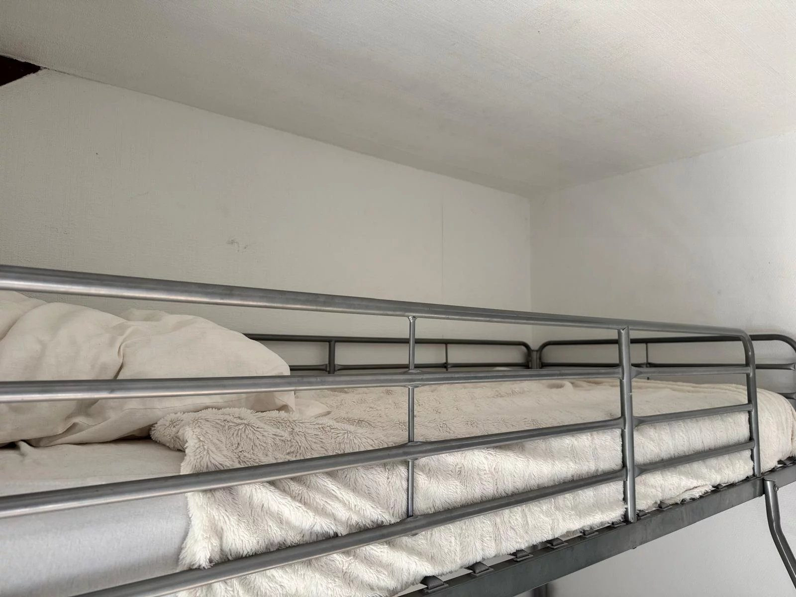 CHAMBRE MEUBLEE avec stationnement - Quartier Clémenceau / Butte