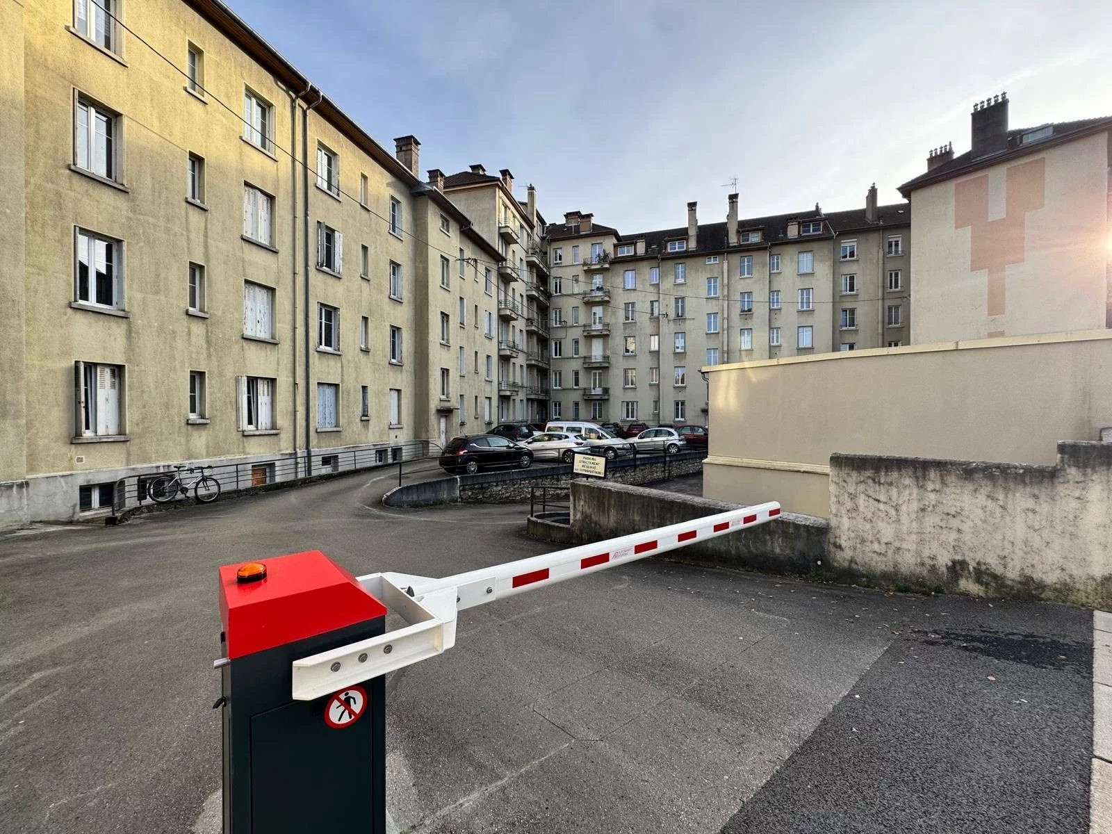 CHAMBRE MEUBLEE avec stationnement - Quartier Clémenceau / Butte
