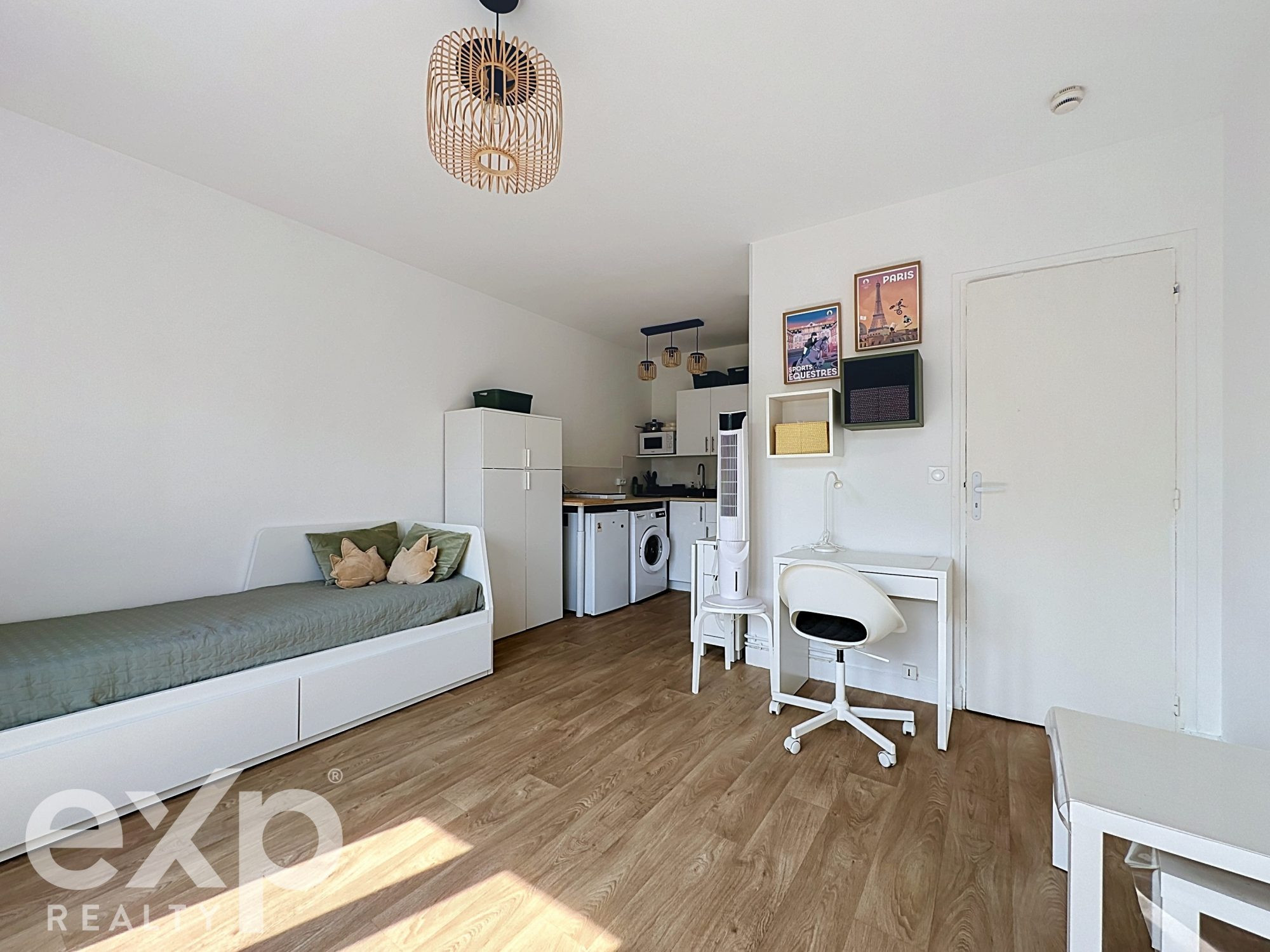 Furnished studio facing the town hall! 3