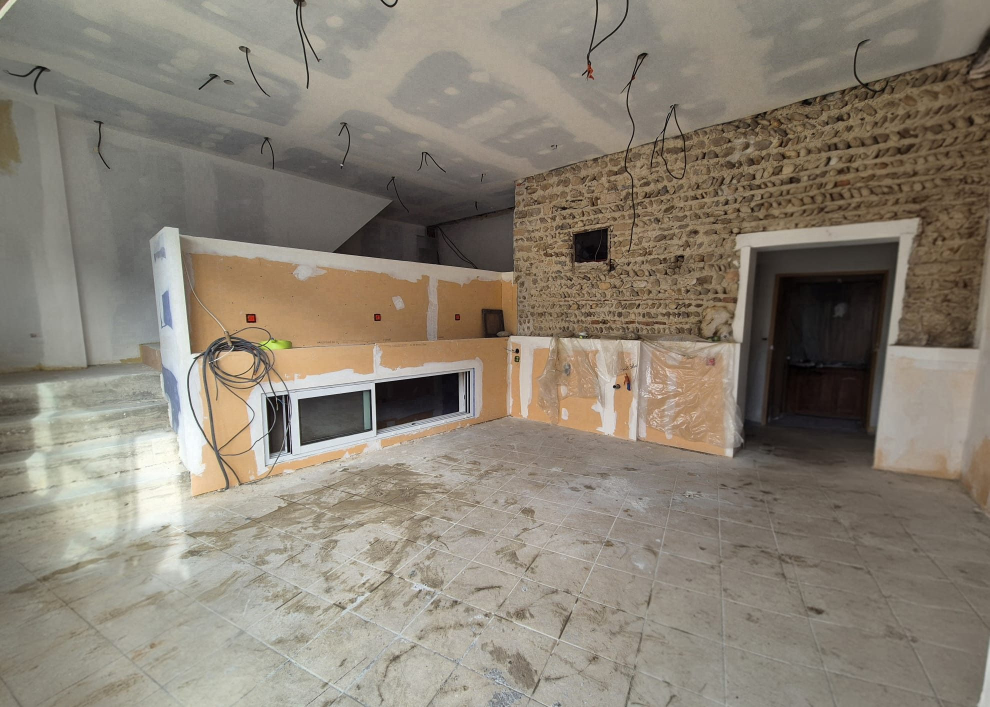 FOR RENT – NEW COMMERCIAL SPACE – CALUIRE-ET-CUIRE 5
