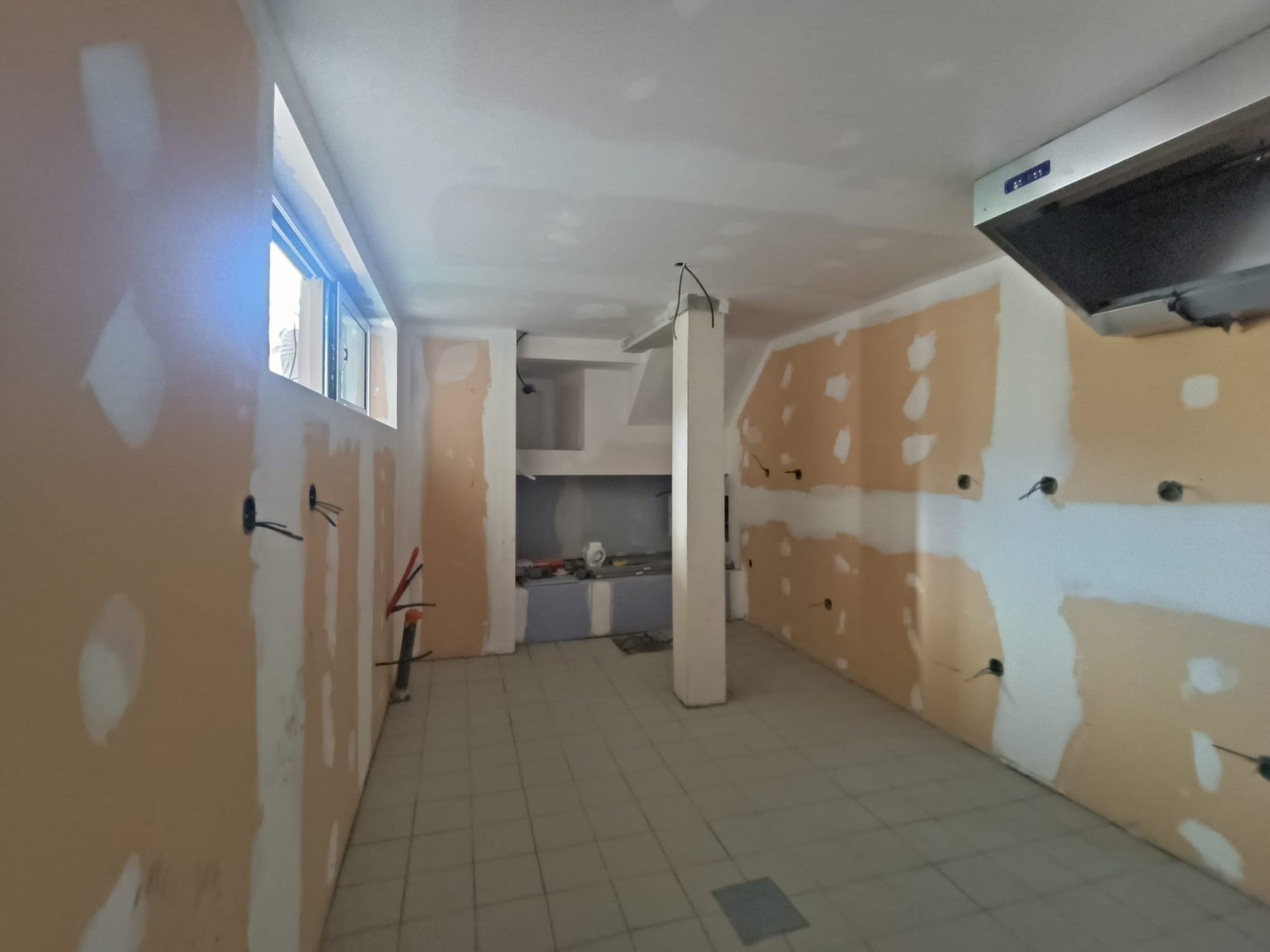FOR RENT – NEW COMMERCIAL SPACE – CALUIRE-ET-CUIRE 3
