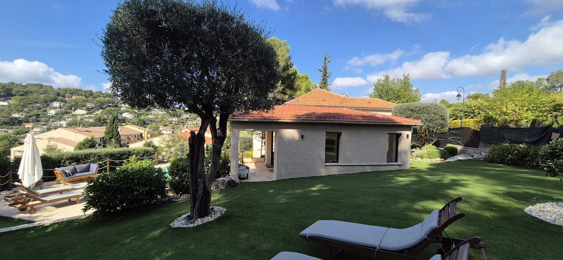 Maison à louer à Mougins, 204 m²