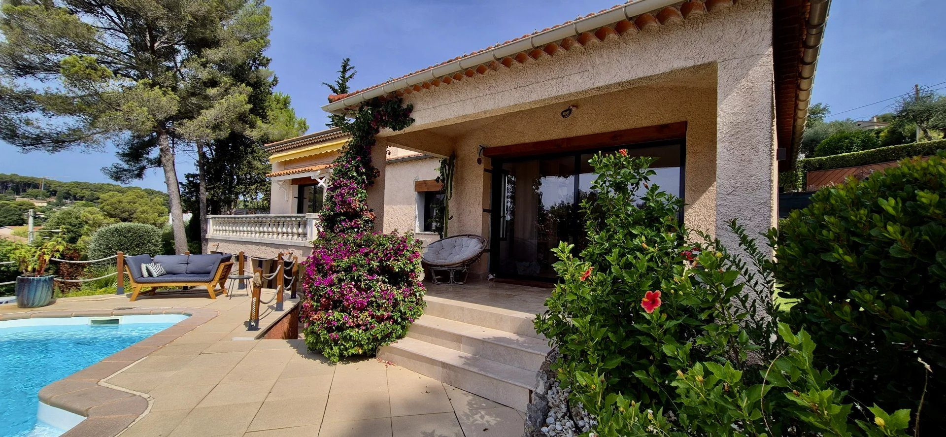 Maison à louer à Mougins, 204 m²